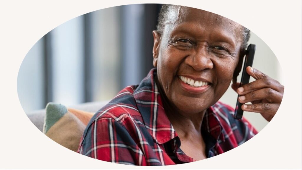 Glimlachende meneer met telefoon